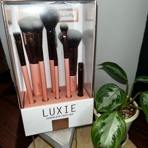 Luxie complete makeup brush set (8pc, new in original packaging)